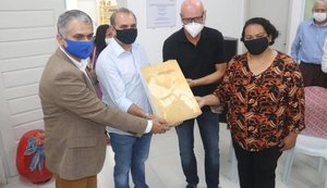 Governo de Alagoas entrega coleções do jornal Correio da Pedra em Delmiro Gouveia