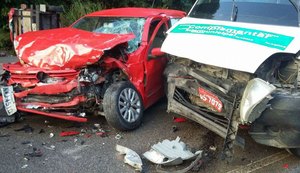 Duas pessoas ficam feridas em colisão durante a madrugada