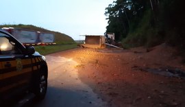 Carreta tomba e deixa parte de rodovia bloqueada na BR-101