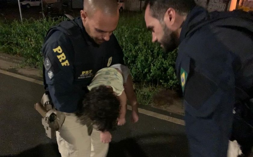 Bebê engasgado é salvo por agentes da Polícia Rodoviária Federal em Maceió