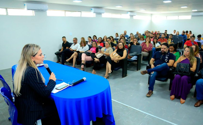 Assédio no ambiente de trabalho: Juíza palestra para servidores da rede estadual de ensino