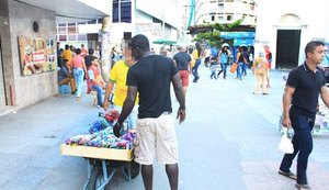 Ambulantes vendem fogos de artifício no Calçadão do Comércio