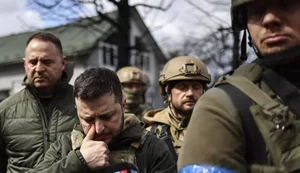 Zelensky visita Bucha após massacre e acusa Rússia de genocídio