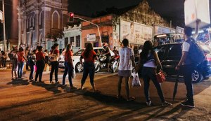 Familiares de reeducandos protestam e bloqueiam trânsito no Centro de Maceió