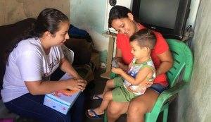 Visitadoras de programa social ensinam crianças a aprender brincando