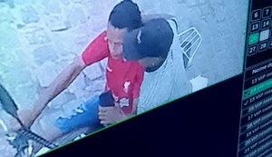 Vídeo: criminosos em motocicleta são flagrados assaltando adolescentes em plena luz do dia