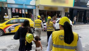 Mulher foge de casa com três filhos e denuncia marido por queimar e cortar seu cabelo