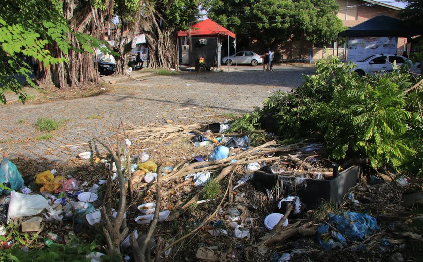 Acúmulo de lixo põe moradores da Jatiúca em risco