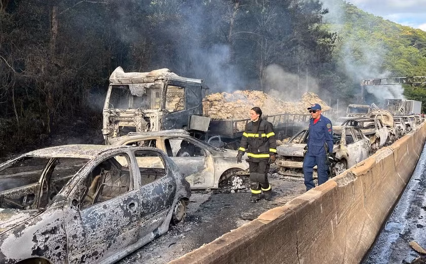 Mais de 20 veículos pegam fogo após carreta com etanol tombar e explodir na BR-101