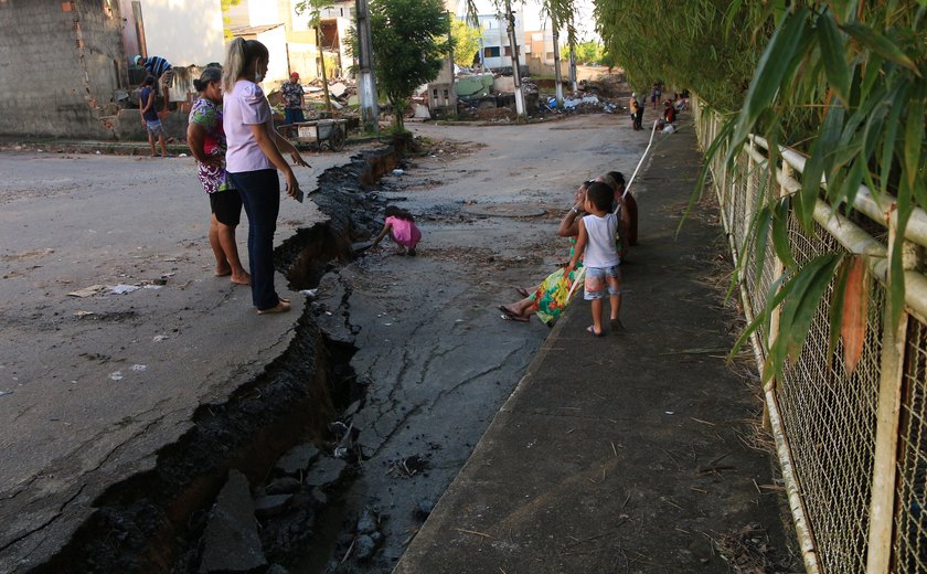 Caixa e construtora se reúnem com moradores de prédios com fissuras