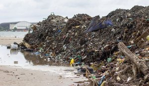 Prefeitura retira 400 toneladas de lixo da Praia da Avenida e do Riacho Salgadinho