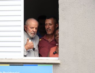 Lula entrega 914 apartamentos em Maceió