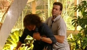 Novela ‘Flor do Caribe’: Cassiano dá surra em Alberto e Ester vê tudo