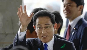 Primeiro-ministro do Japão é retirado às pressas de evento após explosão