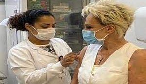 Apresentadora Ana Maria Braga recebe 1ª dose da vacina contra a Covid-19