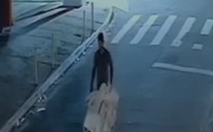 Câmeras de segurança flagram momento em que suspeito de matar jovem trans deixa corpo em lona na Jatiúca