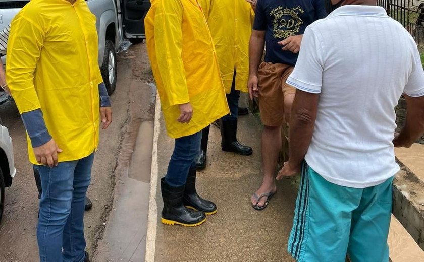 Equipes discutem logística para acolher famílias atingidas pelas chuvas