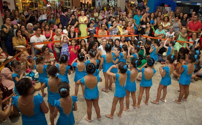 Alunos da Escola Pingo de Gente dão um show de apresentação natalina no Maceió Shopping