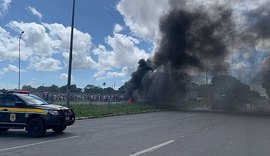 Moradores de Rio Largo fecham os dois sentidos da BR-104, no acesso ao Aeroporto Zumbi dos Palmares