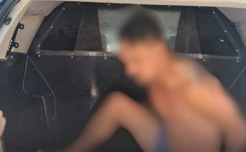 Polícia prende homem foragido escondido no forro de casa em Barra Nova