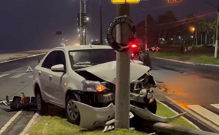 Carro de aplicativo derruba semáforo e outro capota ao tentar desviar dos destroços