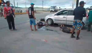 Motociclista e garupa ficam feridos após colisão com veículo de passeio