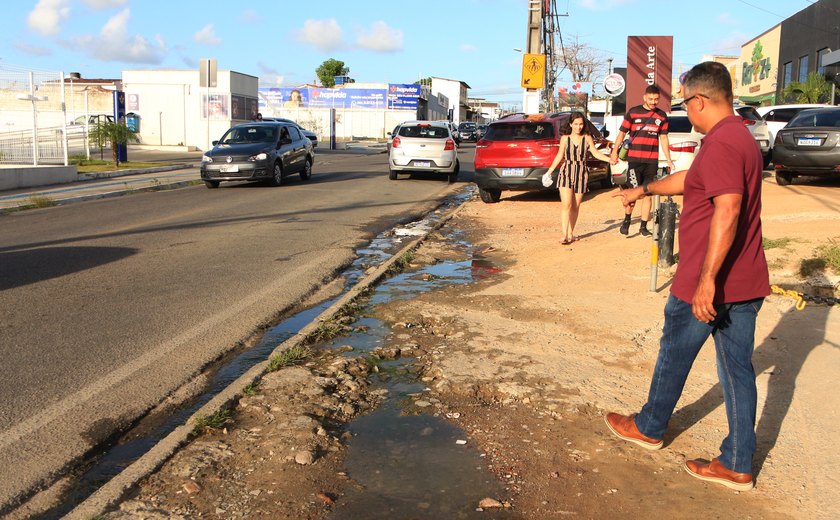 Comerciantes denunciam esgoto a céu aberto no bairro da Serraria