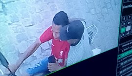 Vídeo: criminosos em motocicleta são flagrados assaltando adolescentes em plena luz do dia