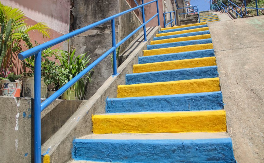 Obras em escadarias levam mais dignidade aos moradores das grotas