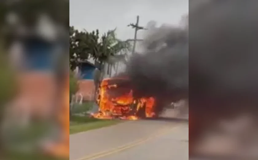 Ônibus escolar pega fogo com alunos dentro no interior de SP