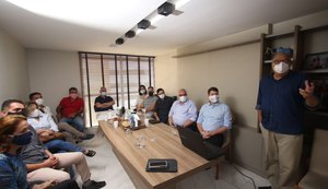 Davi reúne lideranças e técnicos para discutir propostas