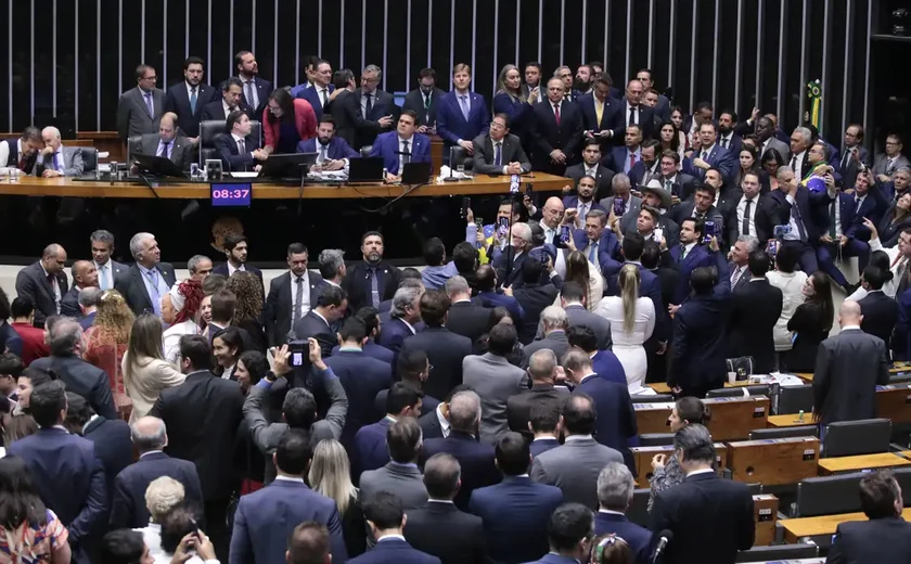 Câmara aprova urgência para projeto de anistia a golpistas