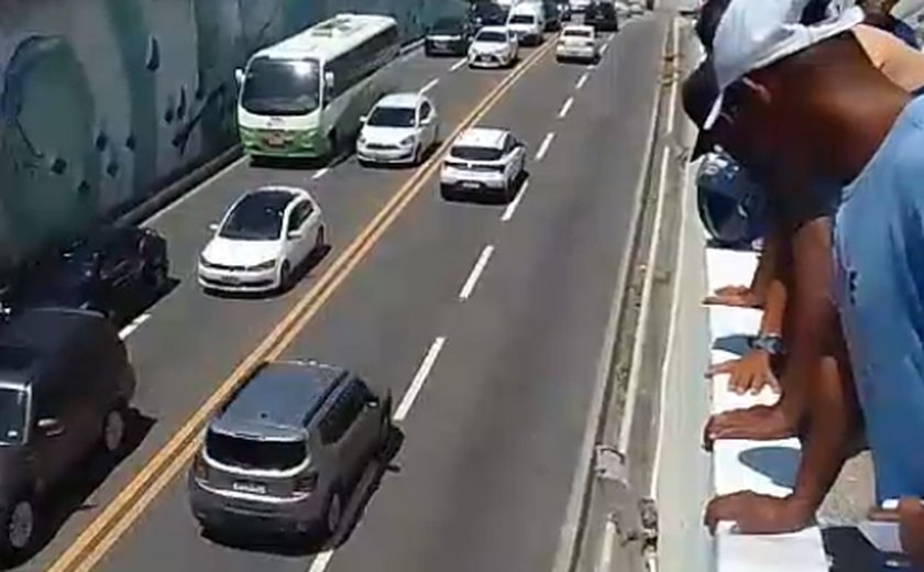 Mulher cai de altura de cinco metros no viaduto do Jacintinho