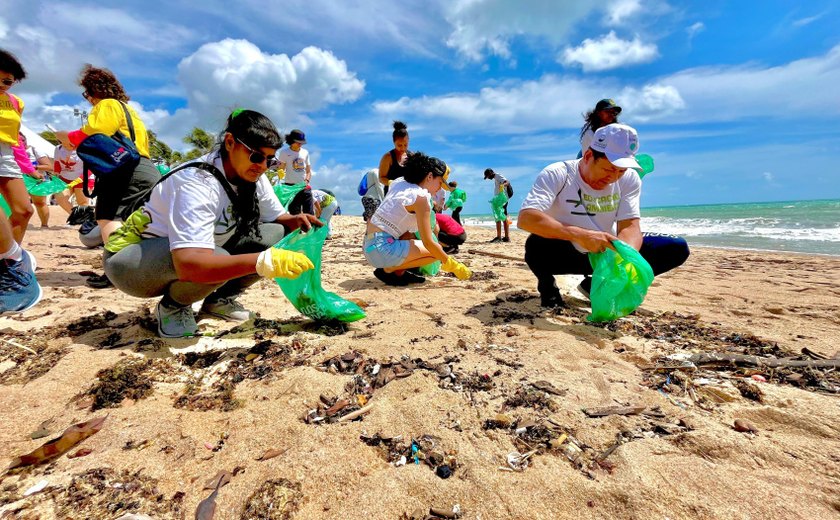 Mutirão recolhe resíduos descartados de forma irregular na praia
