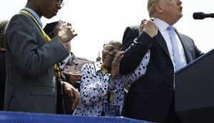 Em cerimônia de homenagem, Trump defende pena de morte aos assassinos de policiais