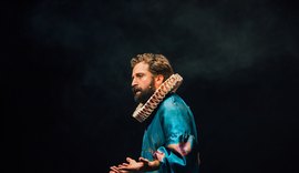 Gregório Duvivier apresenta 'O Céu da Língua' em Maceió, no Teatro Gustavo Leite