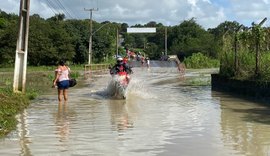 Enchentes obrigam moradores de Marechal Deodoro a deixar suas casas