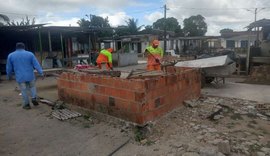 Barracas em situação irregular e estado precário são retiradas na feirinha do Tabuleiro