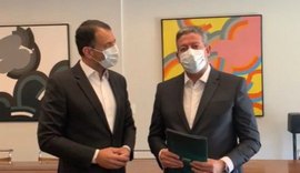 Deputado entrega a Arthur Lira relatório de MP que moderniza ambiente de negócios