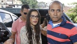 Emilly depõe sobre caso de agressão; fãs fazem protesto na delegacia