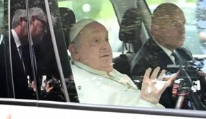 Papa Francisco deixa o hospital após quase 40 dias internado