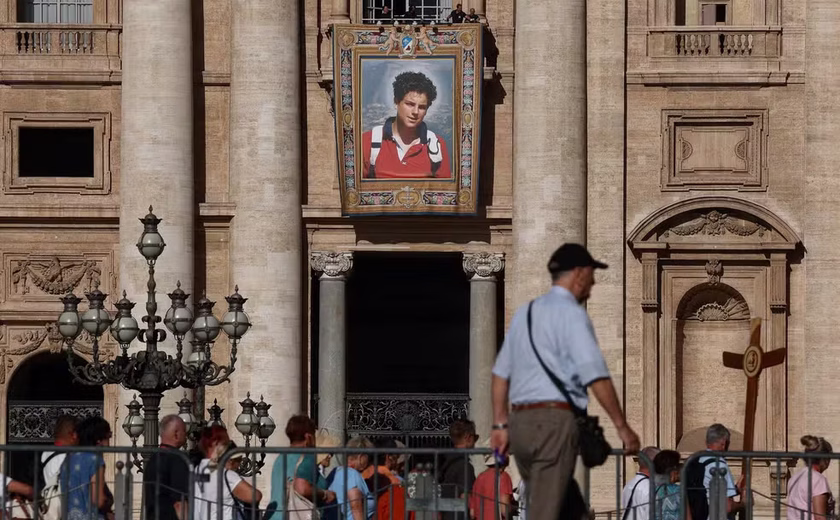 Vaticano pendura imagem de Carlo Acutis e prepara canonização do 1º santo 'millennial