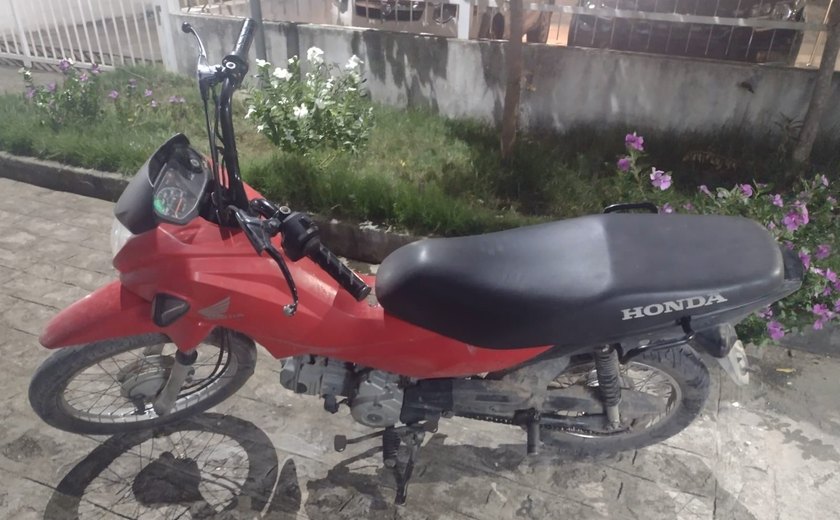 Batalhões do interior recuperam motocicleta roubada e apreendem armas de fogo