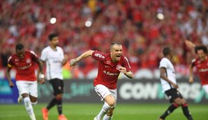 Com pênalti mal marcado, Internacional derrota Vitória e segue na cola do líder