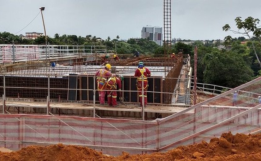 Obra da Casal que leva rede coletora de esgoto para moradores avança