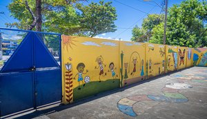 Vigia transforma muro de escola com arte sobre infância e tradições de Riacho Doce