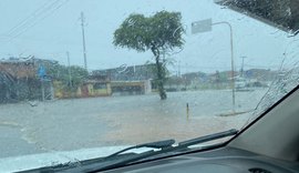 Vídeo: chuva deixa transtornos em bairros de Maceió