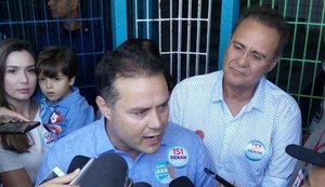 Candidato a reeleição, Renan Filho vota acompanhado do senador Renan Calheiros