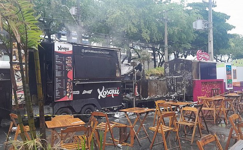 Dois food trucks pegam fogo durante a madrugada na antiga Amélia Rosa
