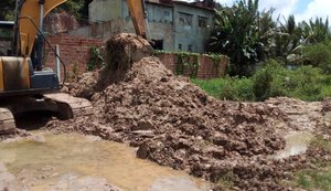 Prefeitura de Maceió inicia desassoreamento do Riacho do Silva, em Bebedouro